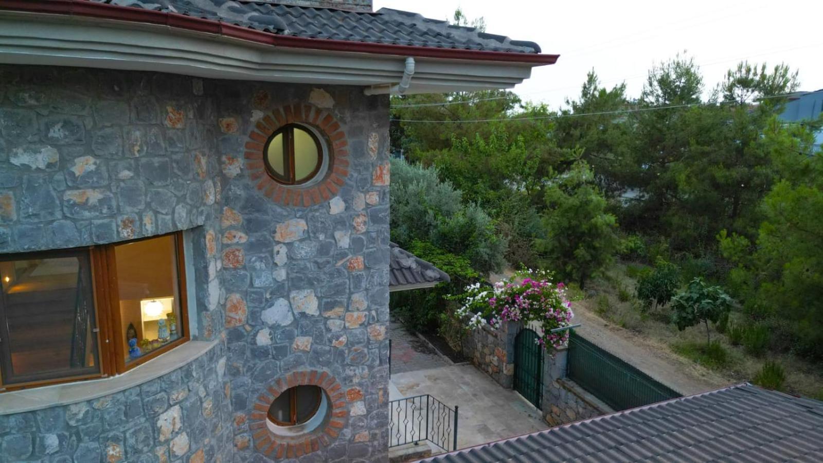 Lueks Bahceli Oezel Havuzlu Villa *