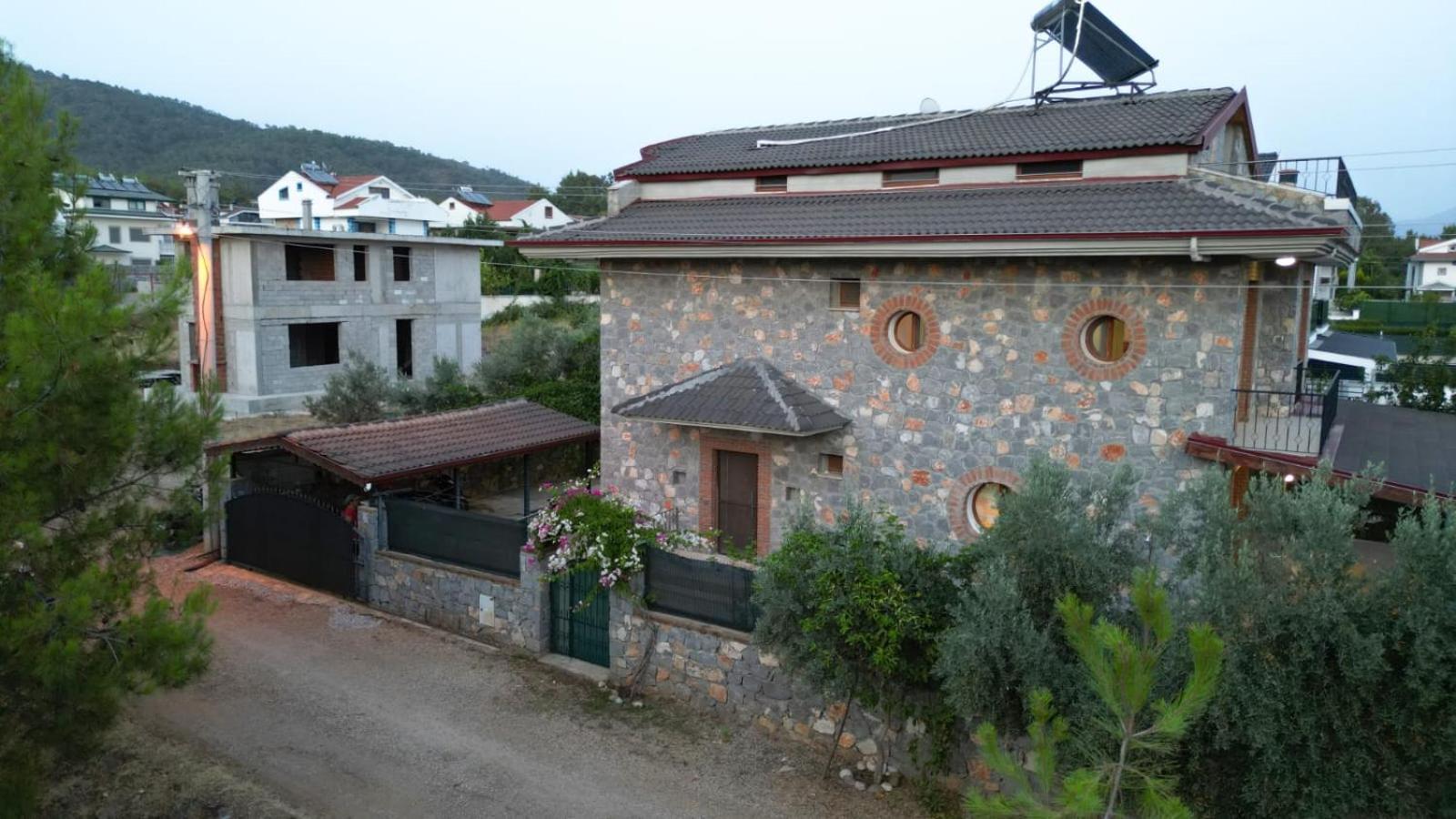 Villa Lueks Bahceli Oezel Havuzlu
