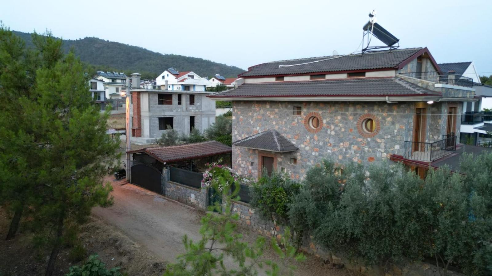 Lueks Bahceli Oezel Havuzlu Villa Fethiye