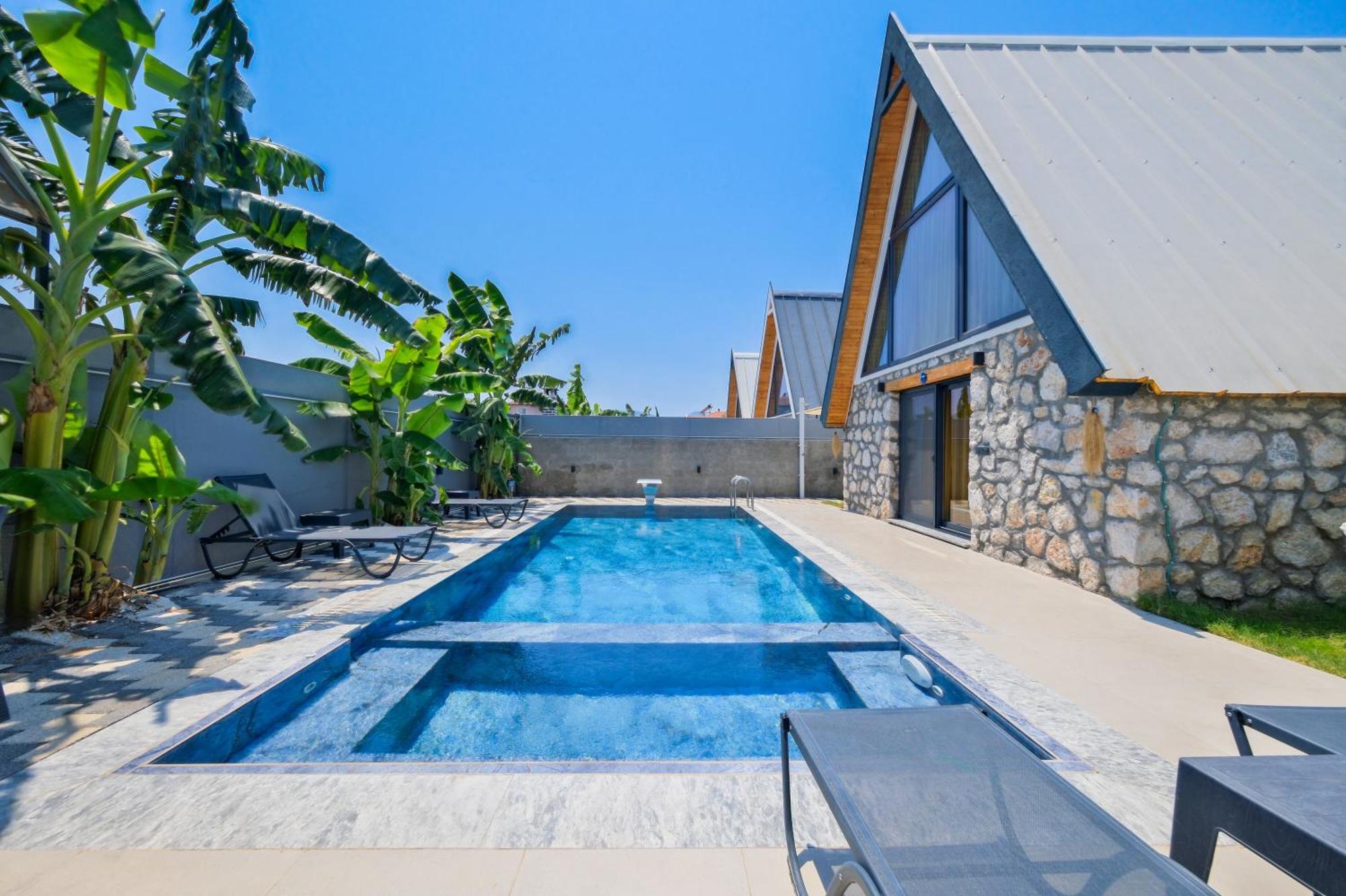 Ada Villa *