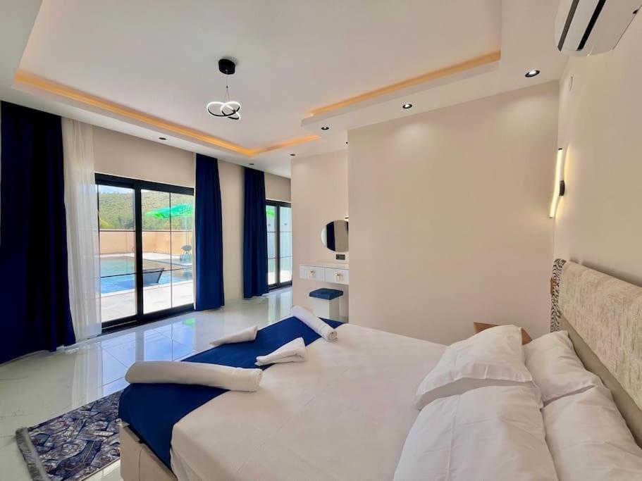 Villa Grey - *