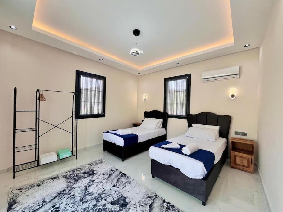 Grey - Villa