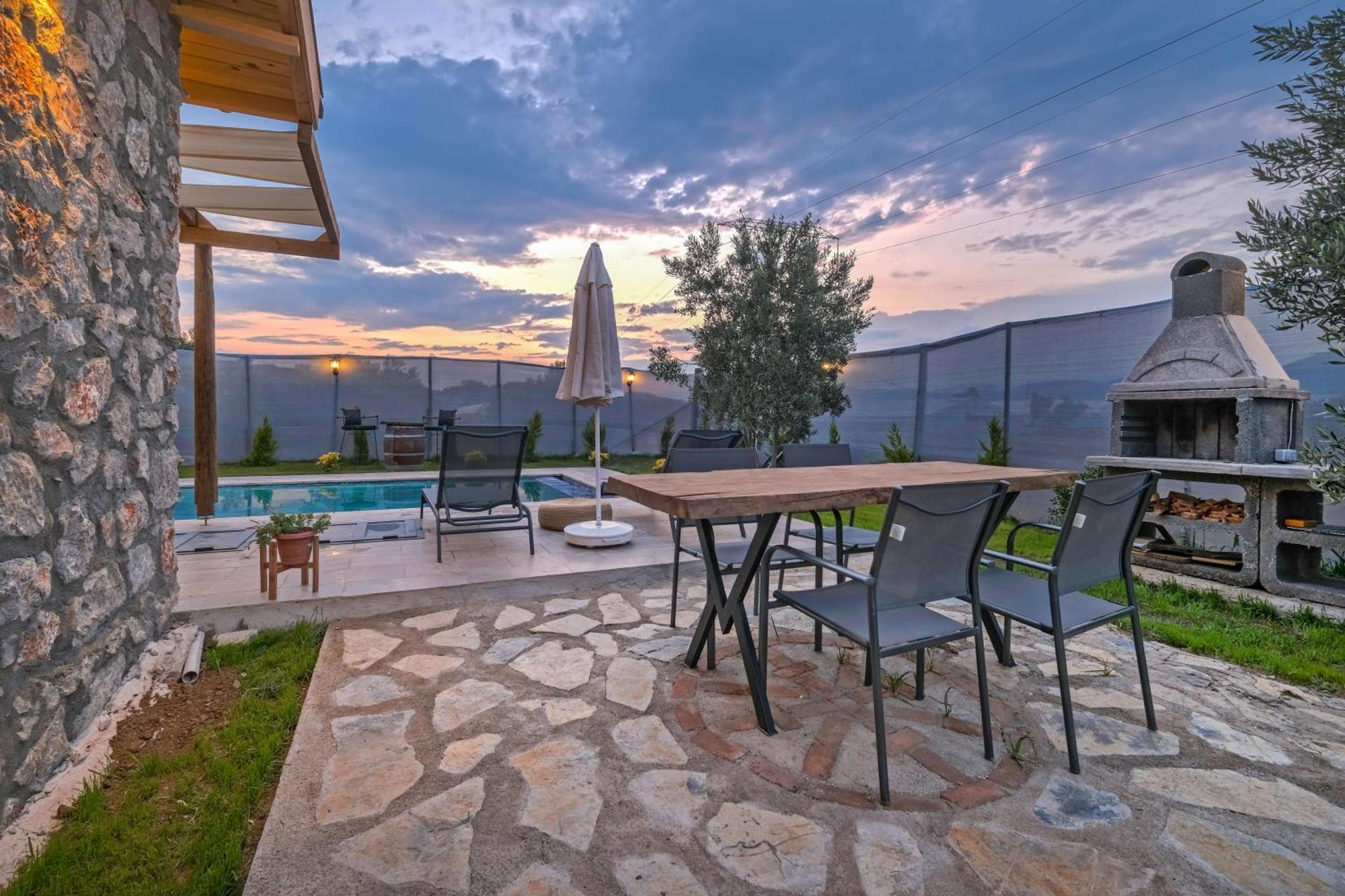 Villa West *