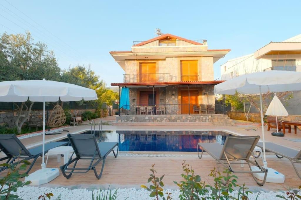 Tuzlu Sistem Havuzlu Luks Villa *