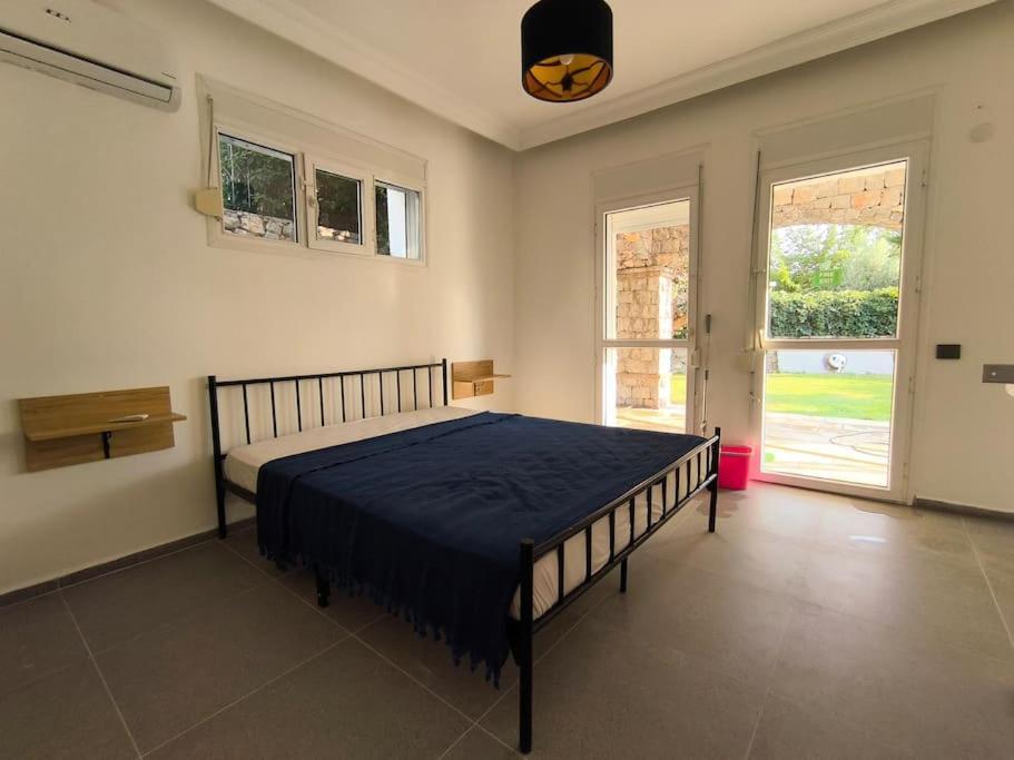 Large With Private Heated Outdoor Pool Villa *