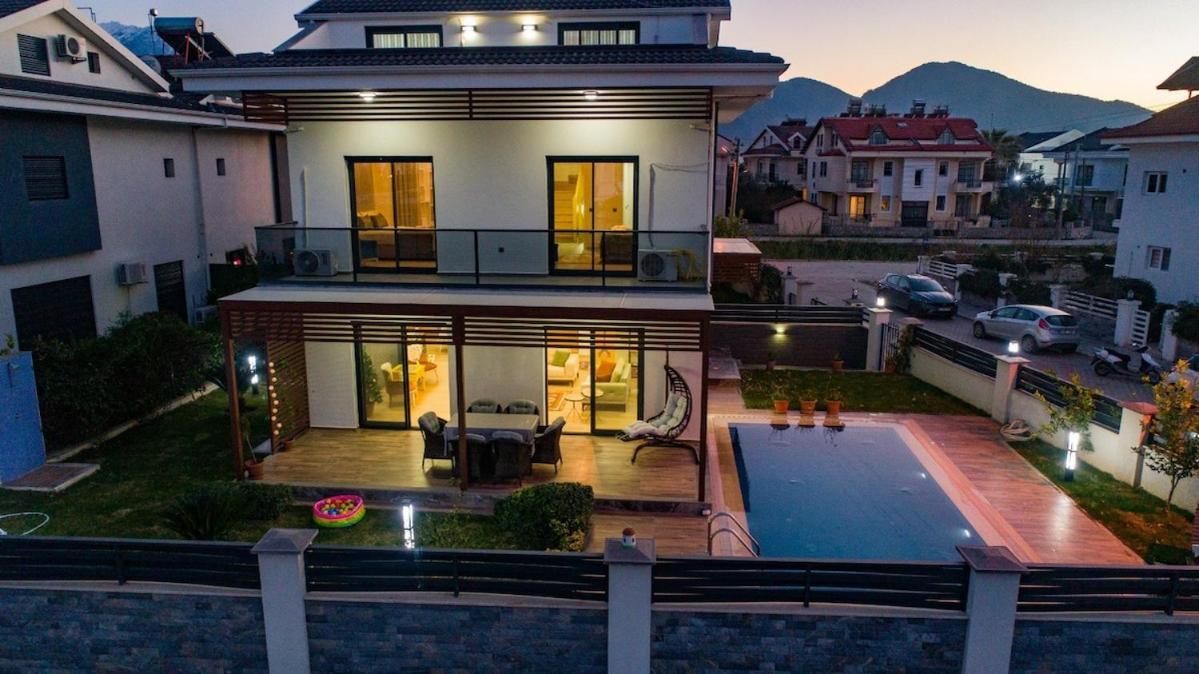 Merkezde Muhtesem Havuzlu Villa *