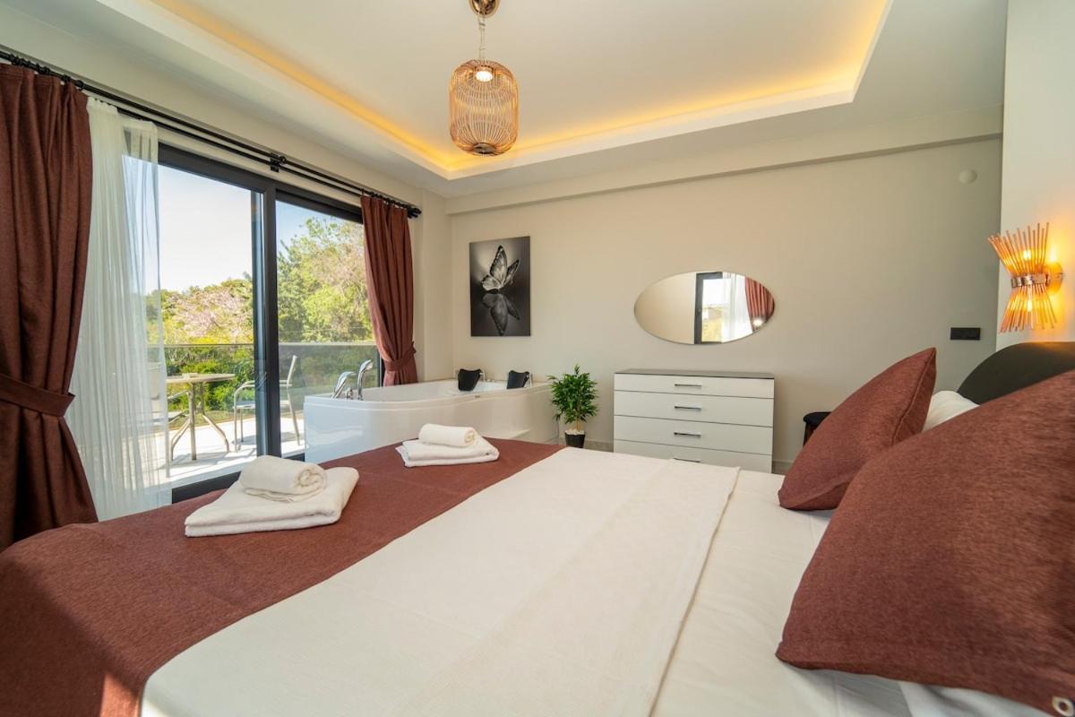 Villa With Sea View And Heated Pool Mariposa