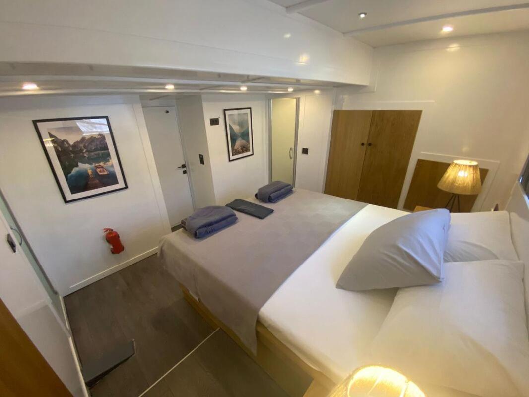 Botel Yacht
