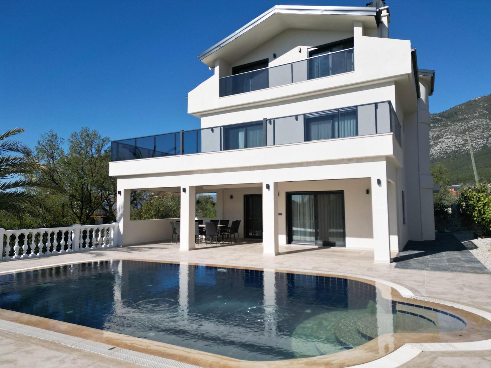 Villa White Deluxe *