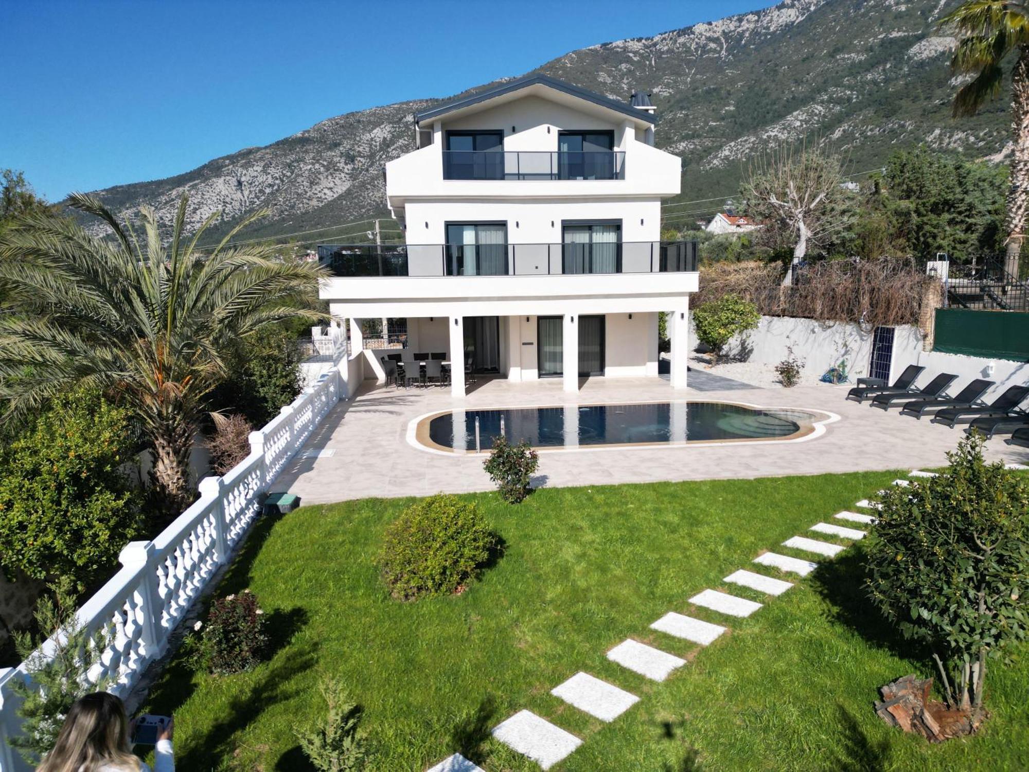 Villa White Deluxe
