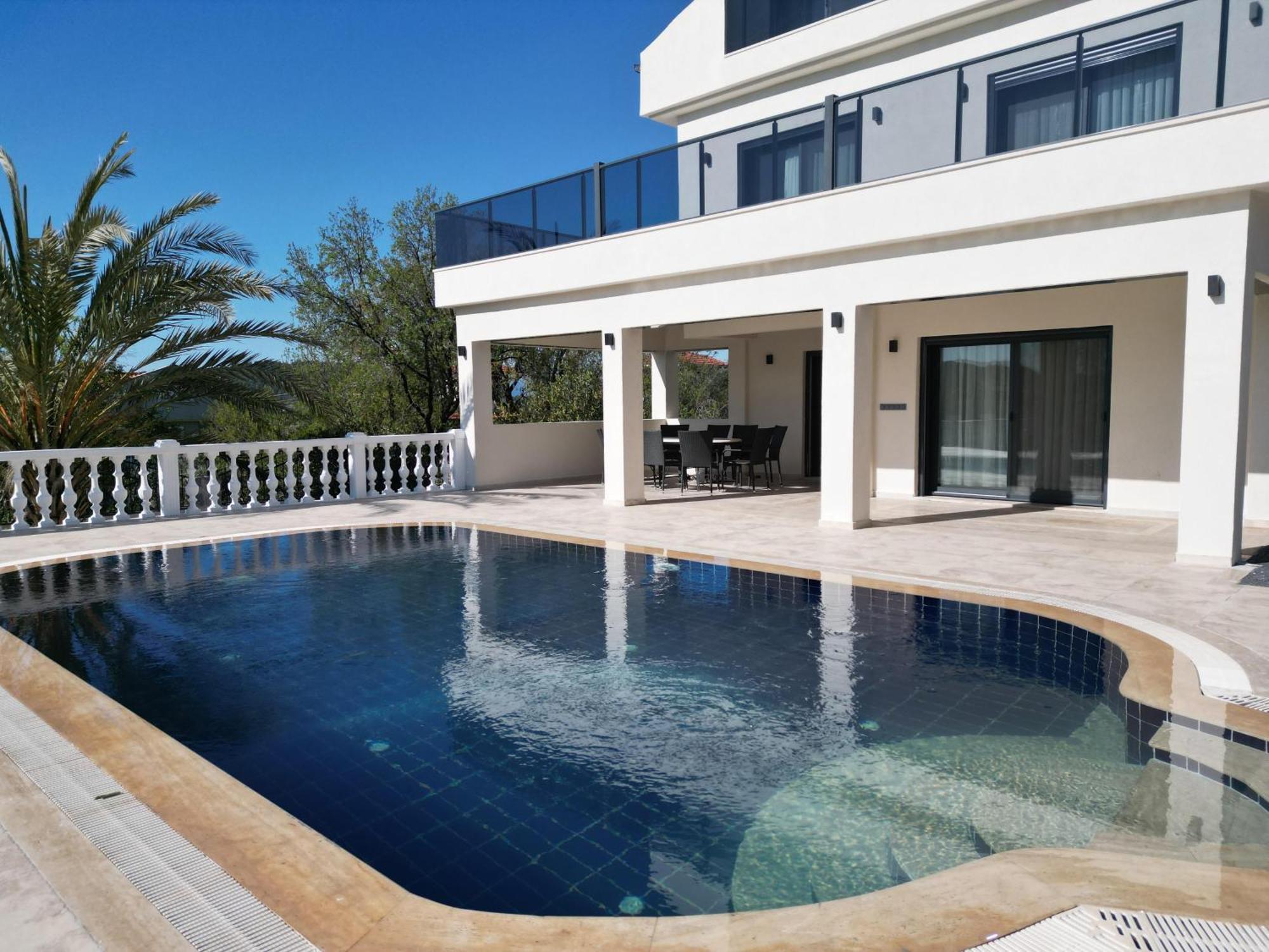 Villa White Deluxe