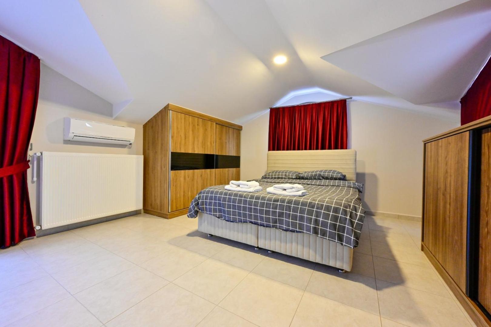 Villa Lorenzo- 4 Bedroom Holiday Villa In Hisaronu *