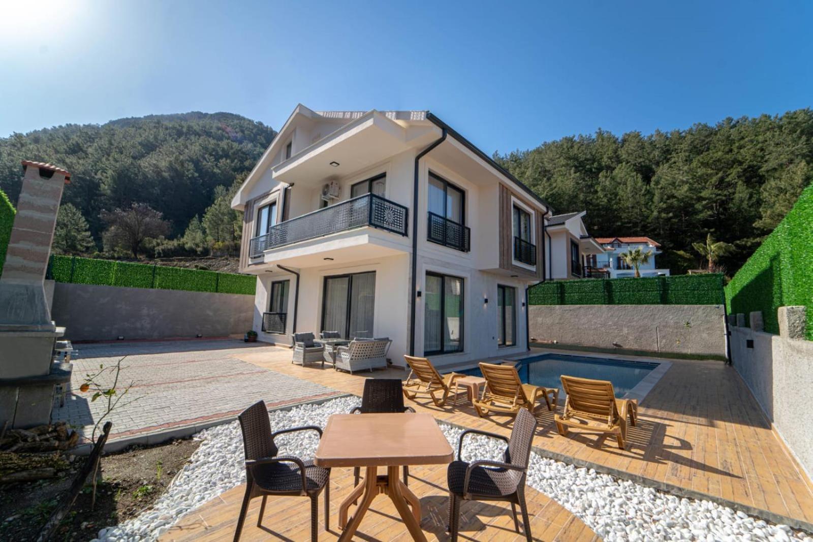 Doganin Icinde, Oezel Havuzlu, Bahceli Fethiye