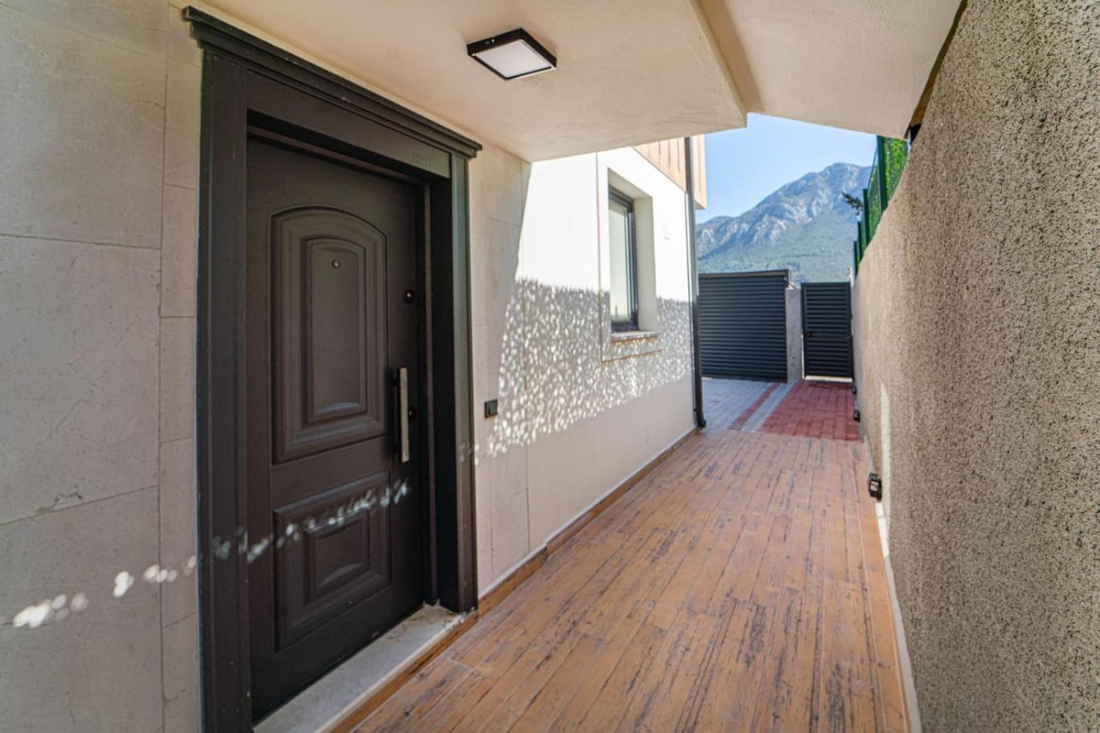 Villa Doganin Icinde, Oezel Havuzlu, Bahceli *