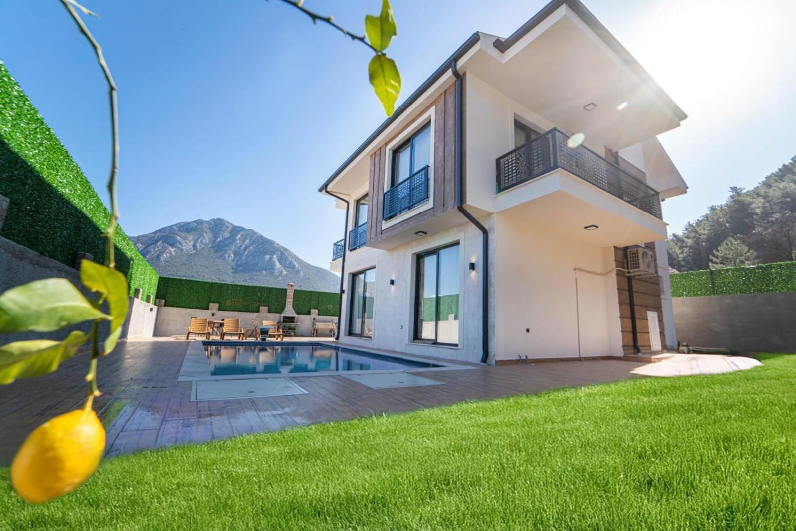 Villa Doganin Icinde, Oezel Havuzlu, Bahceli