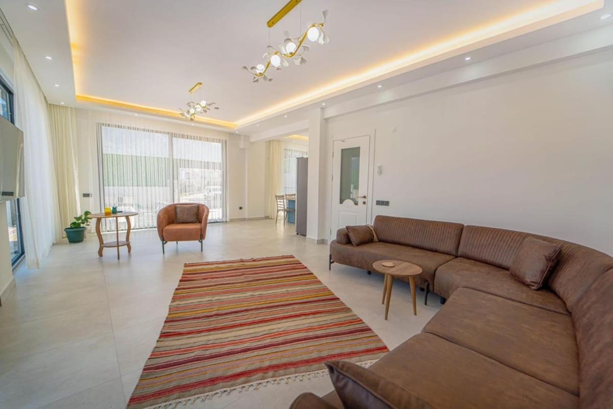 Villa Doganin Icinde, Oezel Havuzlu, Bahceli