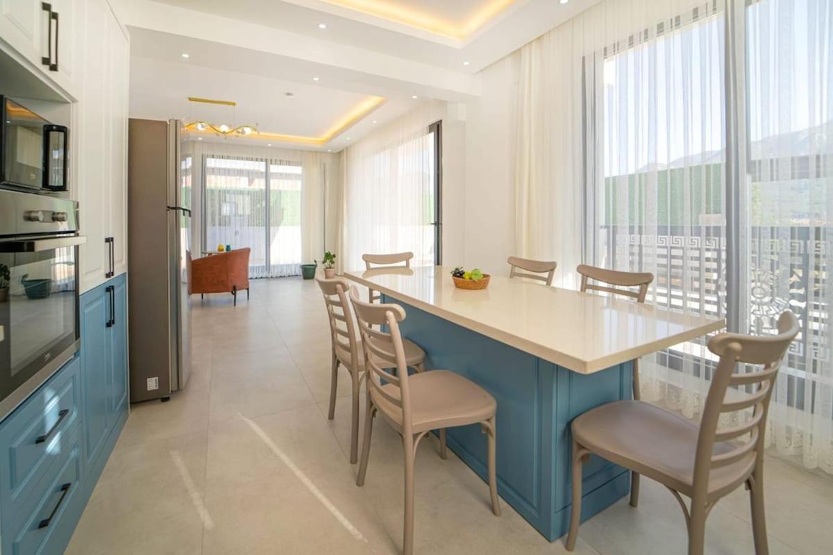 Doganin Icinde, Oezel Havuzlu, Bahceli Villa *