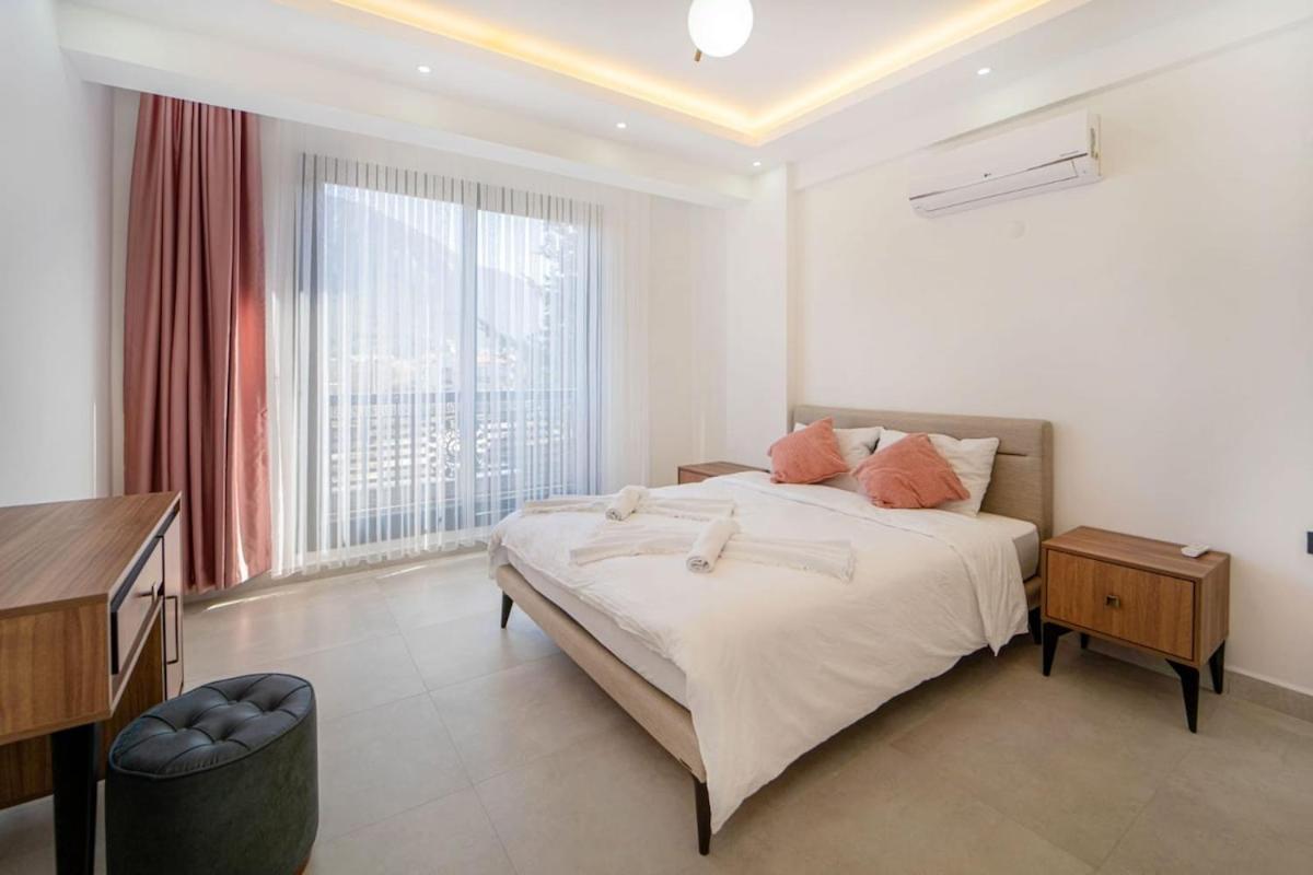 Doganin Icinde, Oezel Havuzlu, Bahceli Villa
