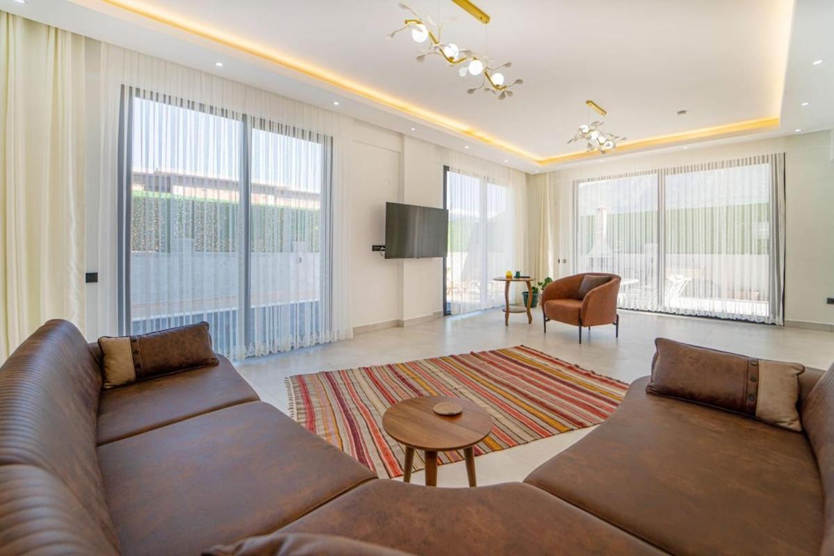 Doganin Icinde, Oezel Havuzlu, Bahceli Villa *