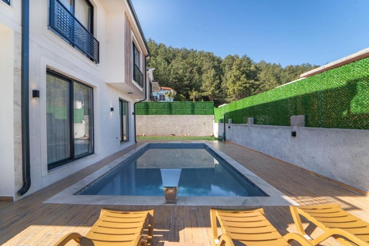 Doganin Icinde, Oezel Havuzlu, Bahceli Villa Fethiye