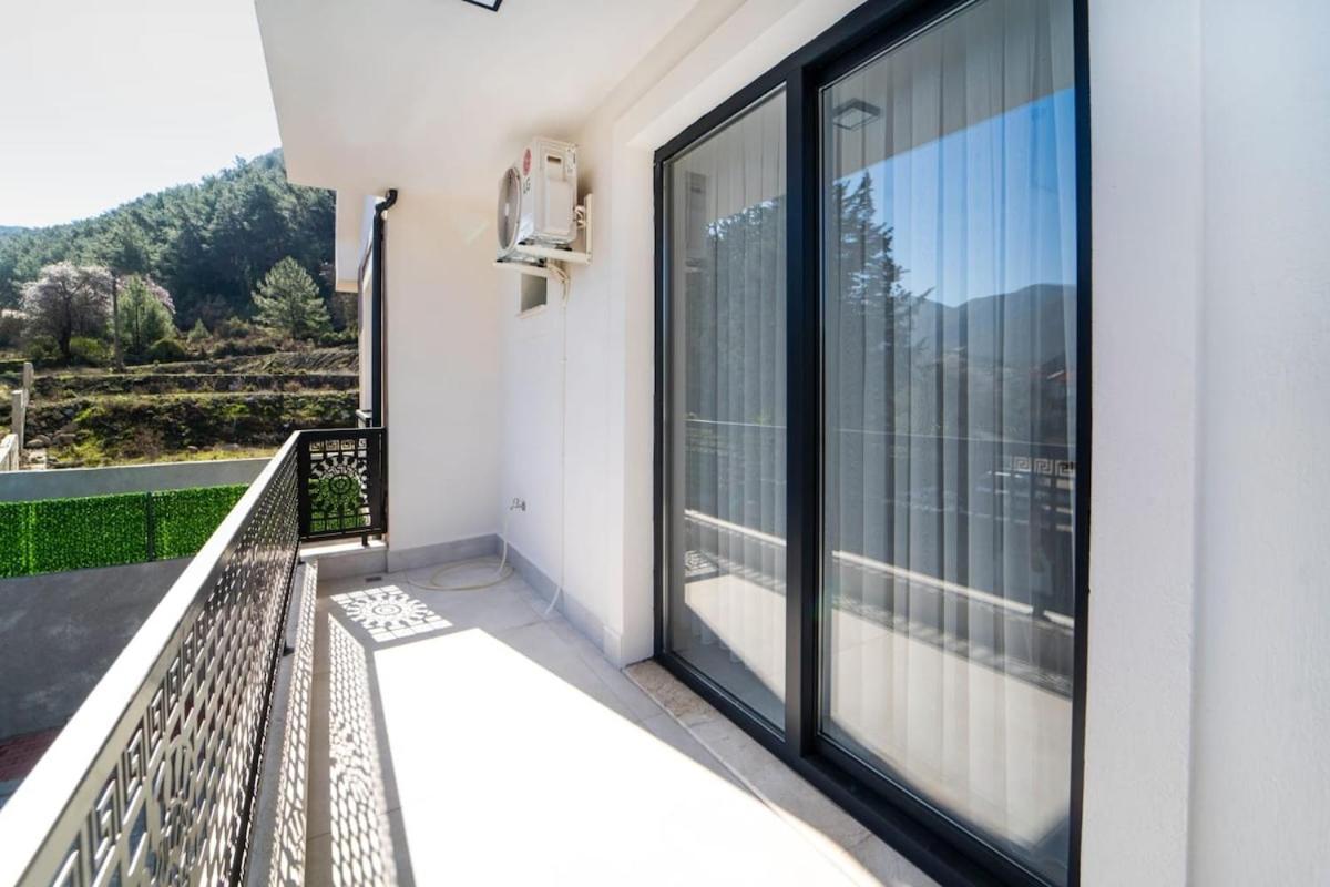 Villa Doganin Icinde, Oezel Havuzlu, Bahceli