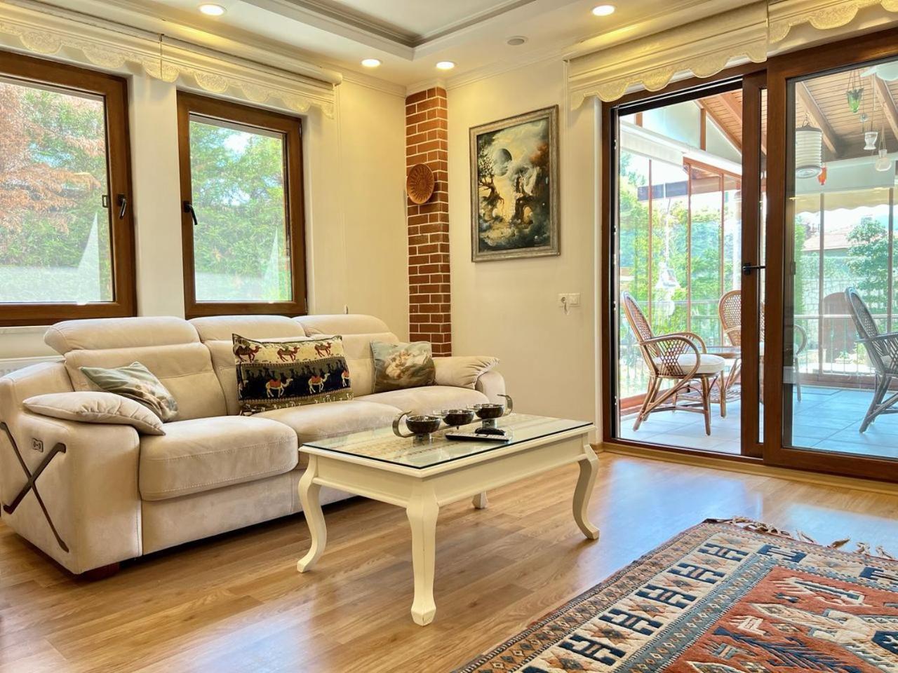 Centrally Located Very Large W Pool Jakuz And Car Park Villa