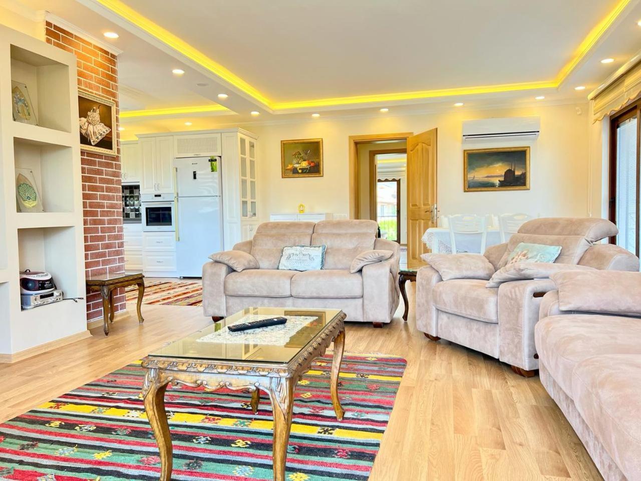 Centrally Located Very Large W Pool Jakuz And Car Park Villa *