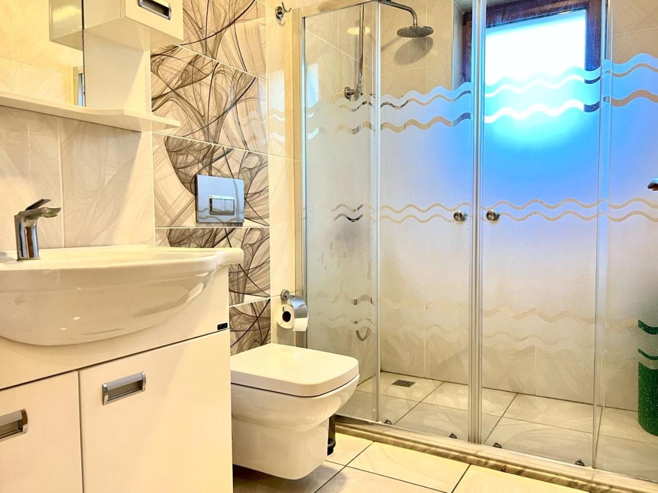 Centrally Located Very Large W Pool Jakuz And Car Park *