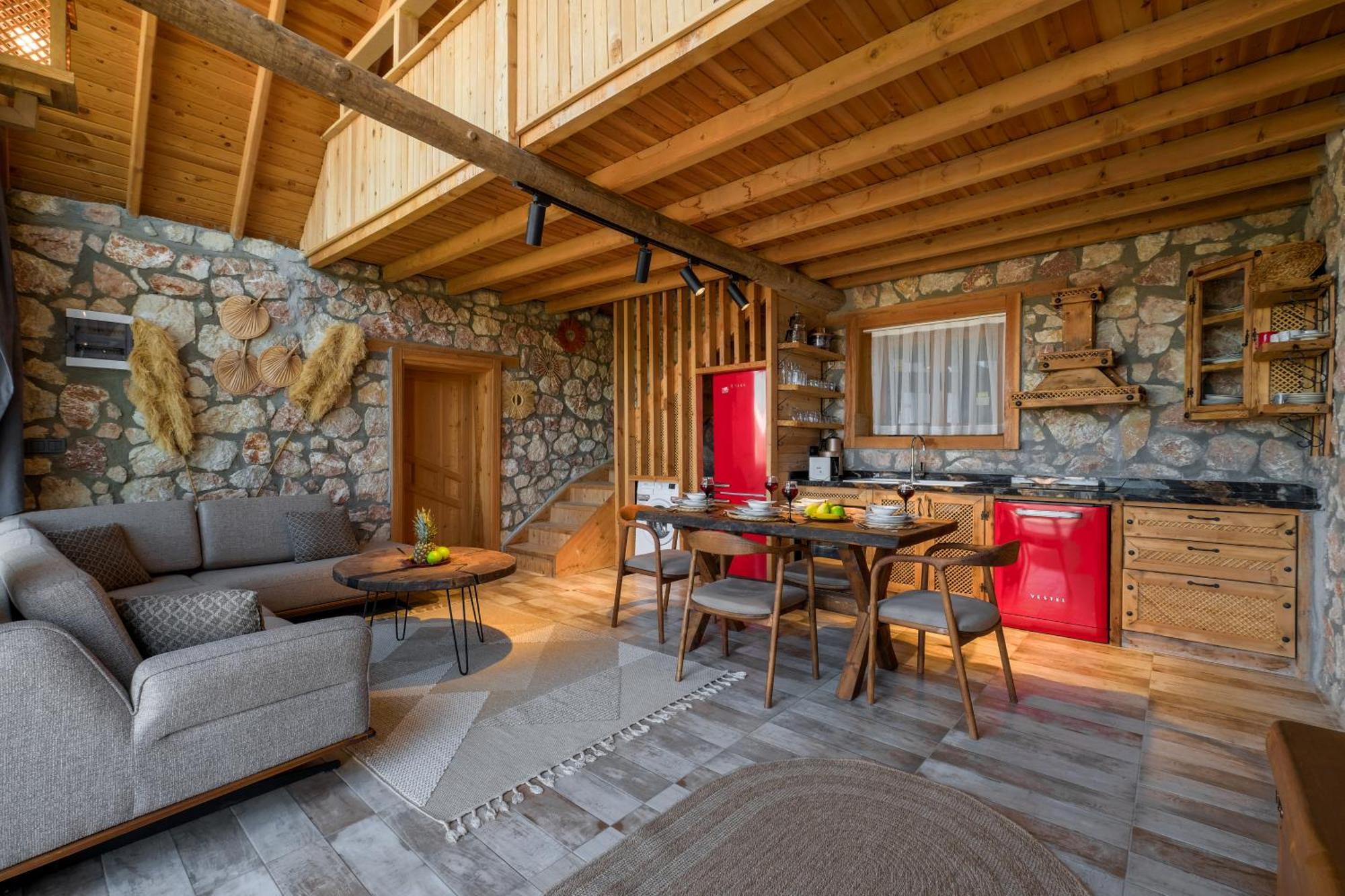 Lueks Dinlenme Selale Kaydirak Havuzu Manzaralar Villa Fethiye