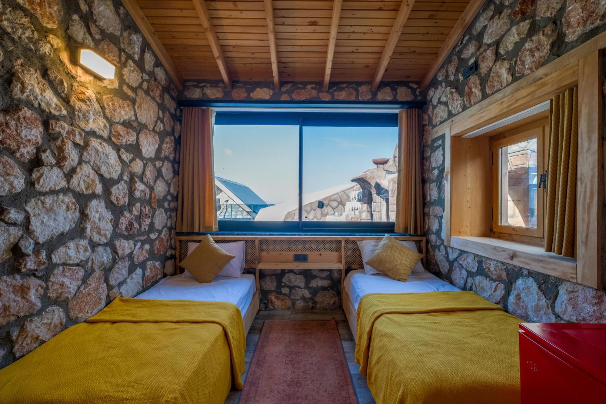 Lueks Dinlenme Selale Kaydirak Havuzu Manzaralar Fethiye