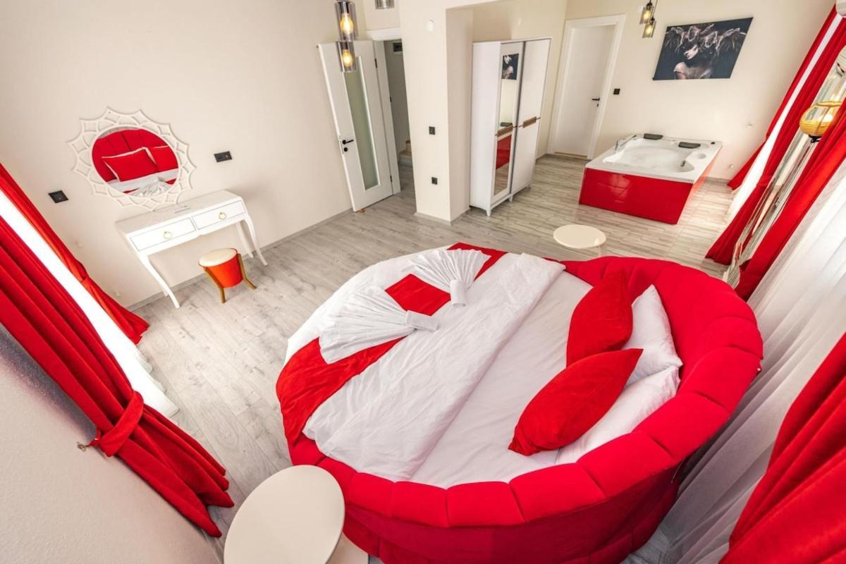 Olive Oyl - With Private Pool For 6 People In Hisaronue Villa *