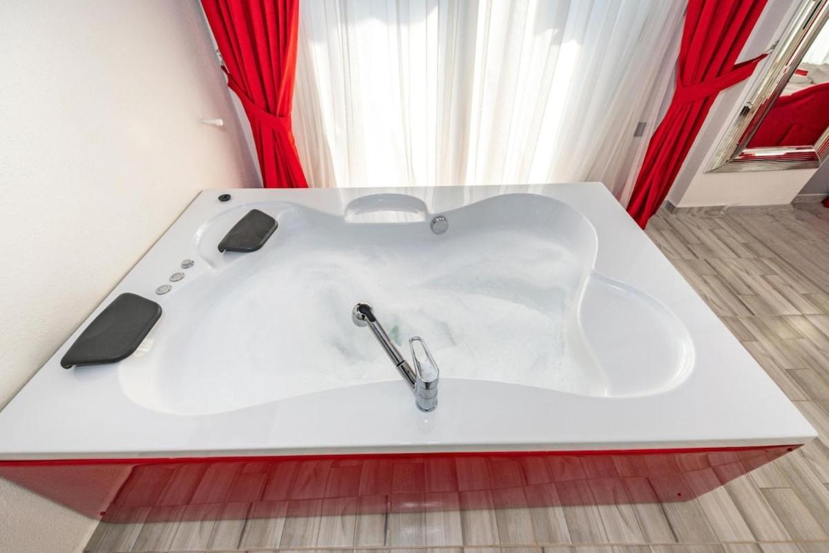 Olive Oyl - With Private Pool For 6 People In Hisaronue *