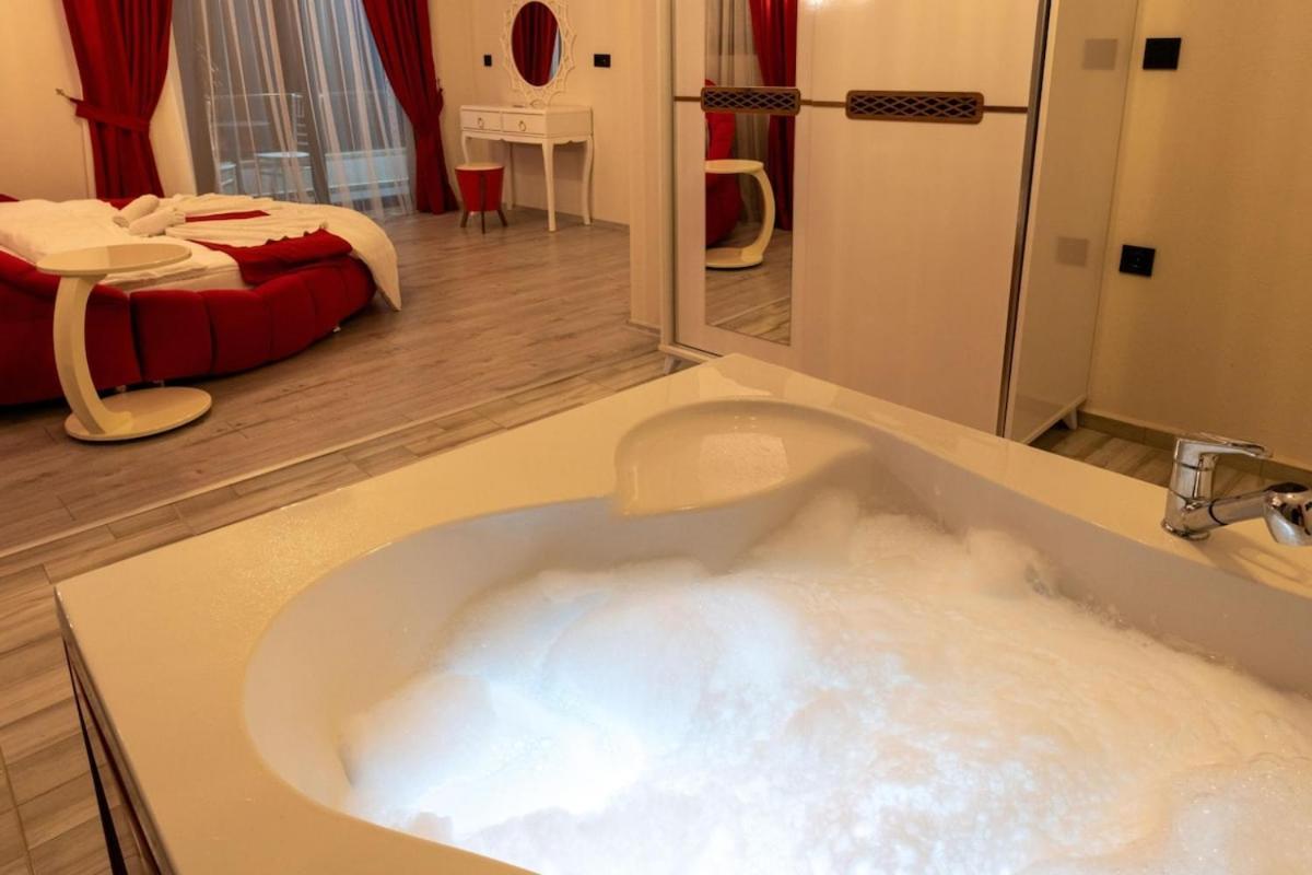 Olive Oyl - With Private Pool For 6 People In Hisaronue