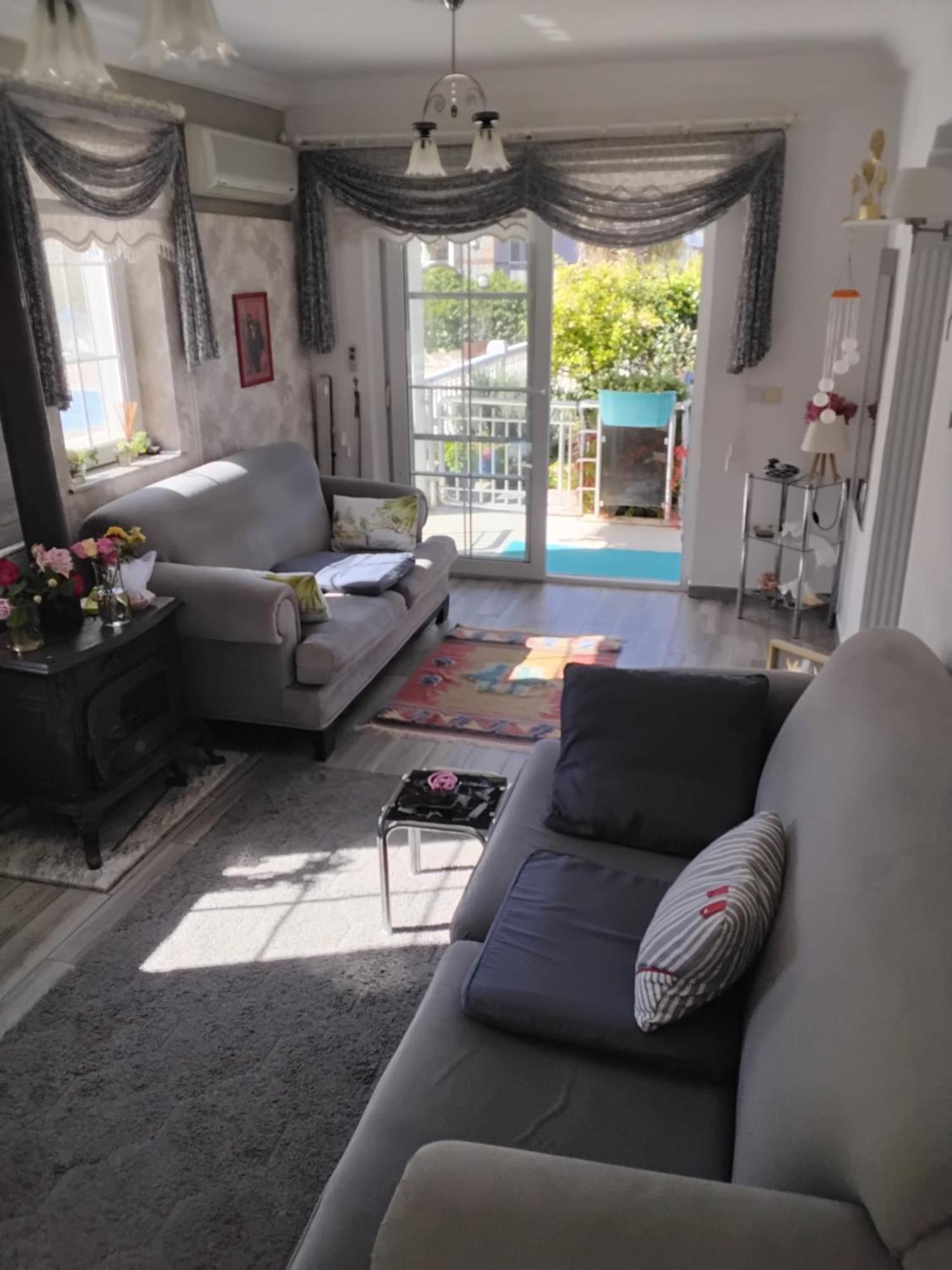 Havuzlu Beyaz Villa