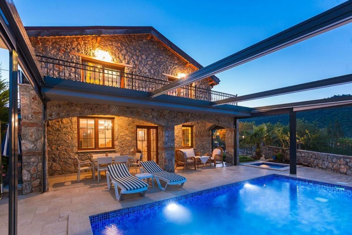 Ege Stone Korunakli Ve Isitmali Havuz Jakuzi Villa