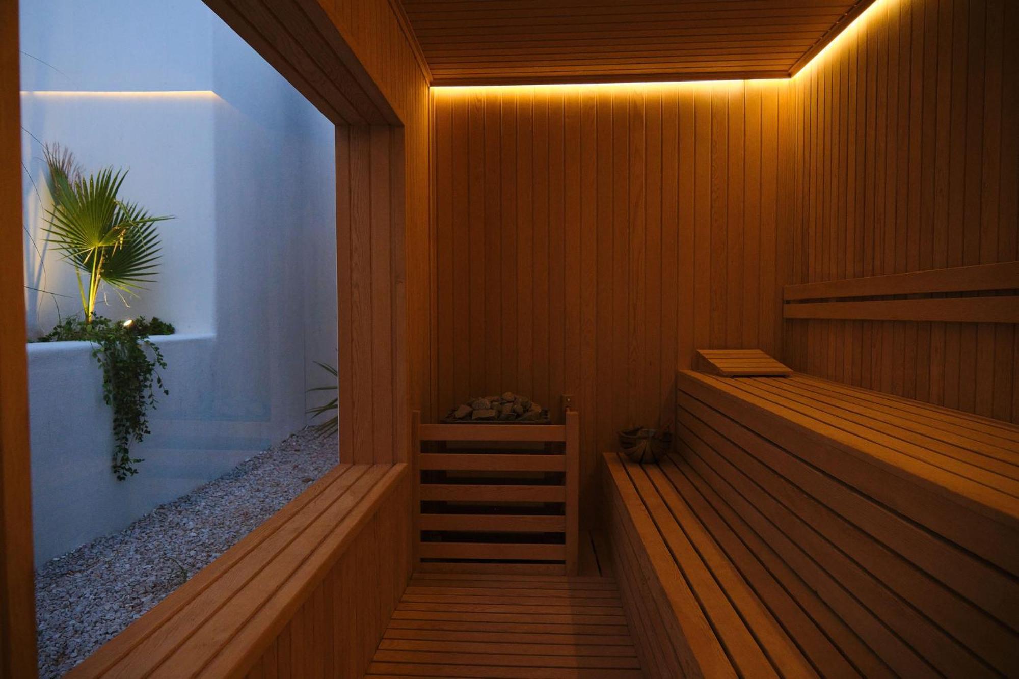 Neox With 2 Pools, Jacuzzi, Sauna & Minigolf