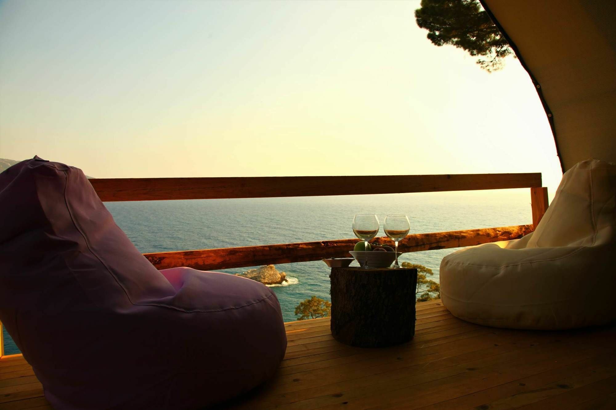 Cosmos Lounge *