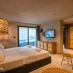 Icon Beach Suites Hotel Sovalye Island