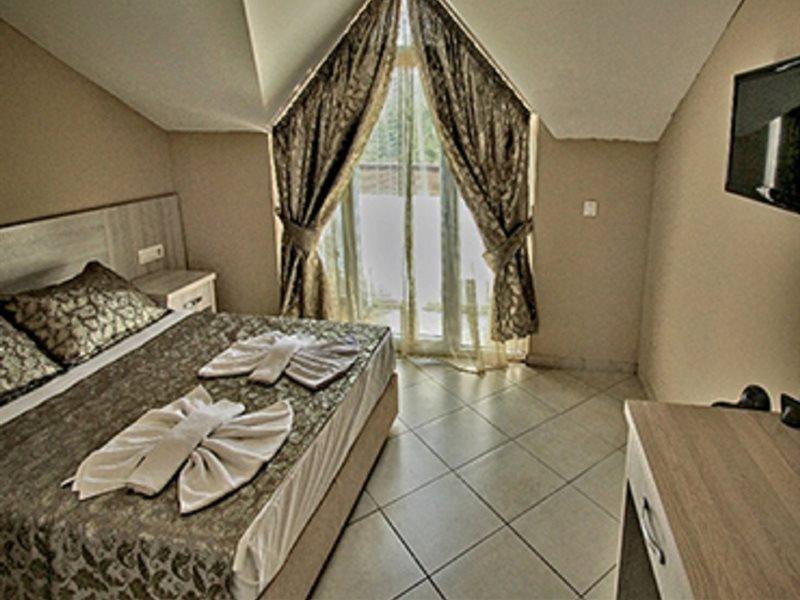 Flora Palm Hotel 4*