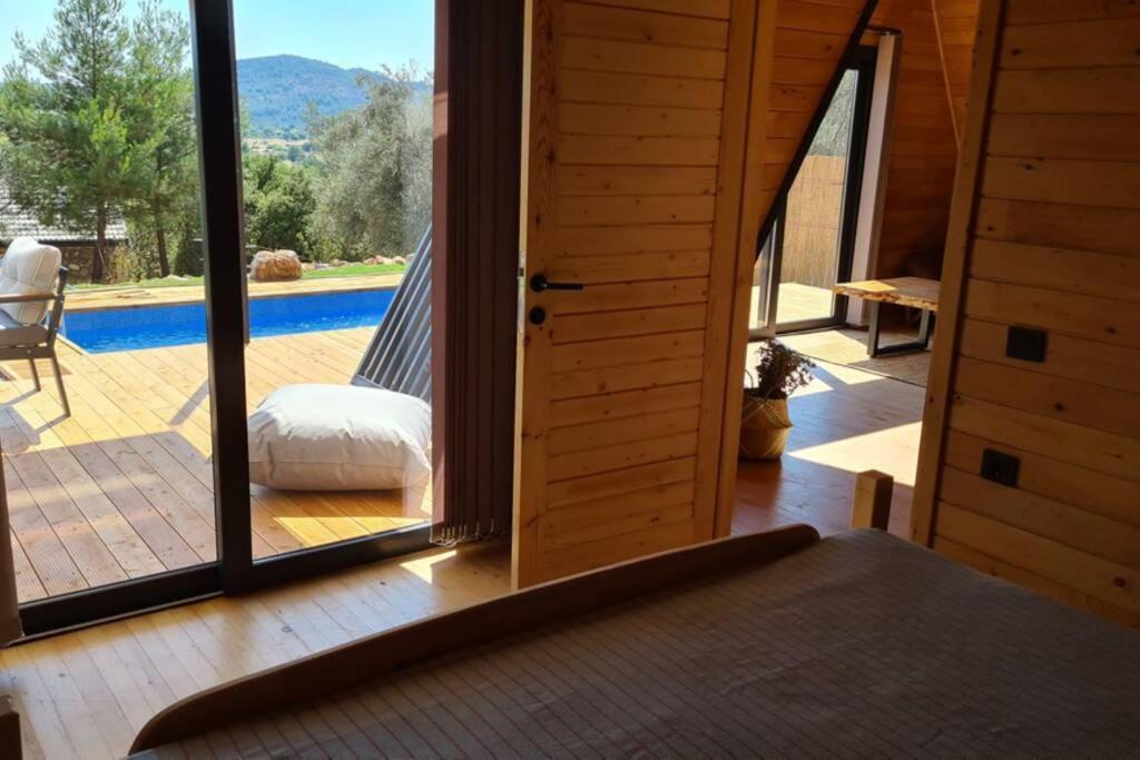 Ferienhaus Ugni Blanc Uzum Baglari Ve Zeytinlikler Icinde Mini Bir Cennet Ve Tiny House Konseptli Havuzlu Ucgen Ev - крошечный дом - скрытый рай
