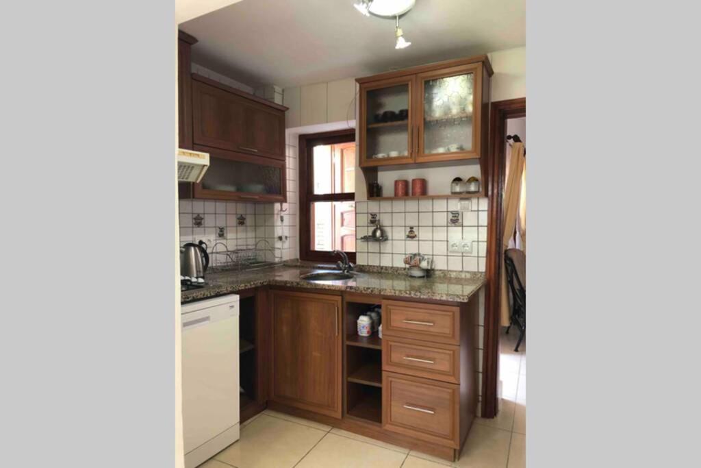 Tatil Evi A Summer House Is Close To The Sea With A Garden *