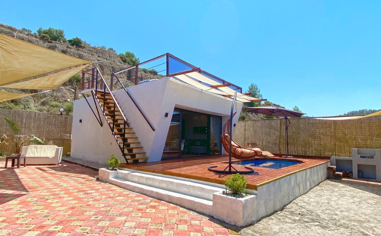 Jakuzili Havuzlu Tropical Balayi Temali Lux Villa