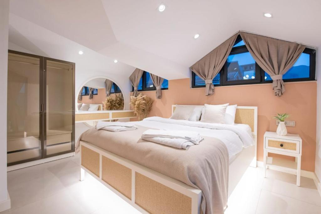 Villa Luxury And Special Design In Hisaroenue Center -villa Bling Premium *