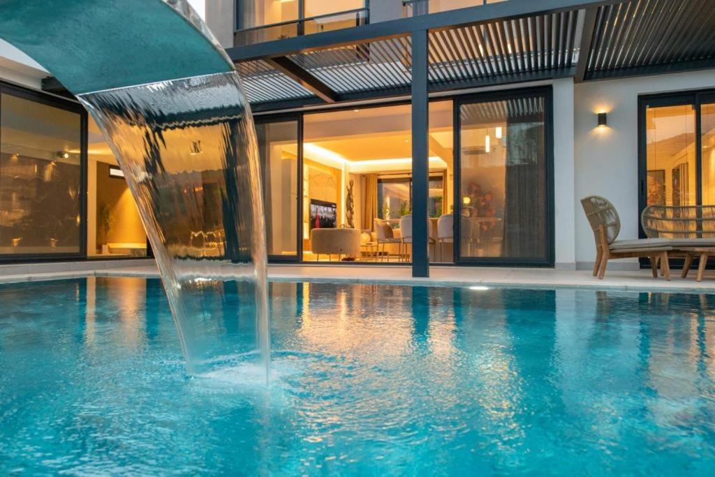 Villa Luxury And Special Design In Hisaroenue Center -villa Bling Premium