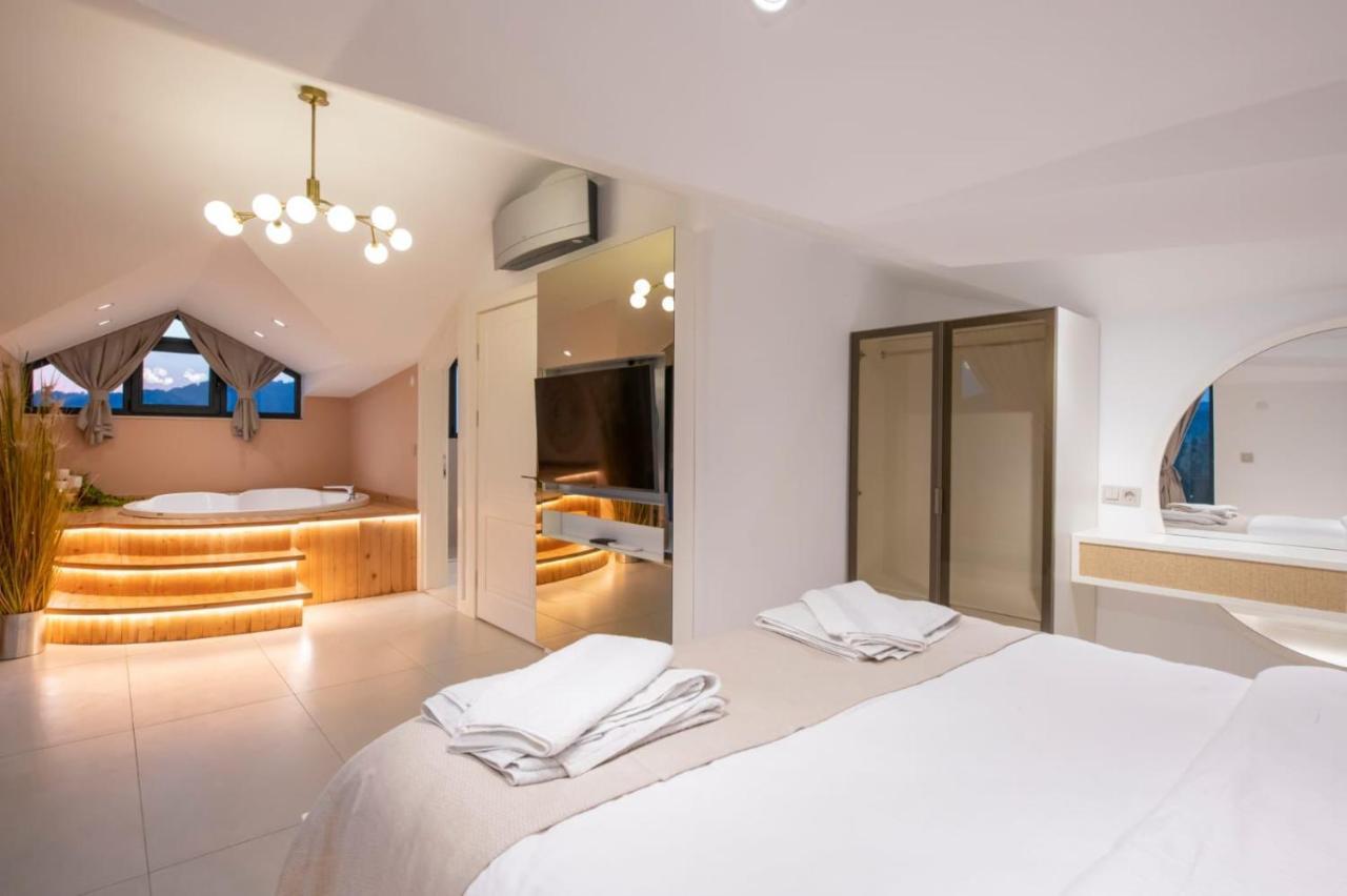 Villa Luxury And Special Design In Hisaroenue Center -villa Bling Premium *