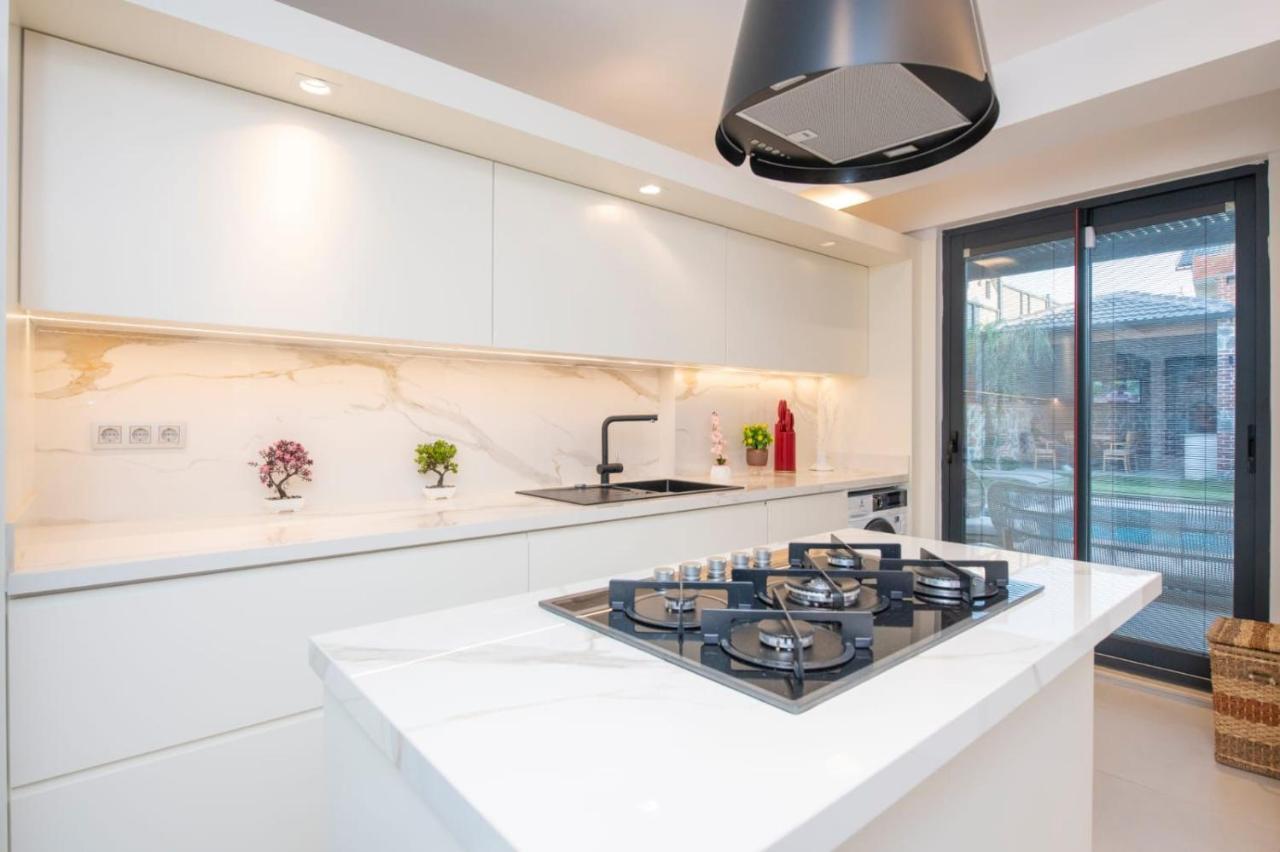Villa Luxury And Special Design In Hisaroenue Center -villa Bling Premium