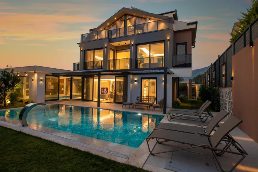 Luxury And Special Design In Hisaroenue Center -villa Bling Premium Villa