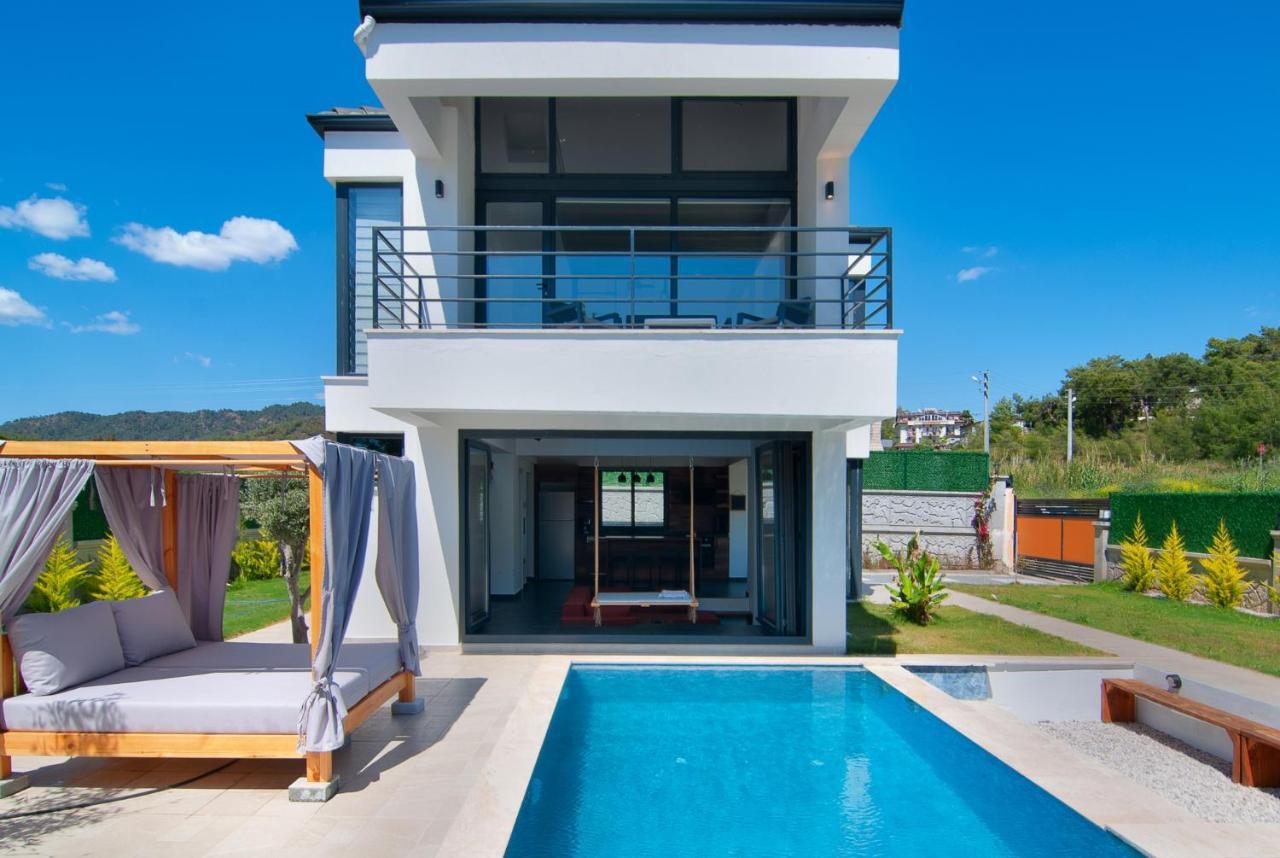Villa Marvelous With Pool And Jacuzzi In
