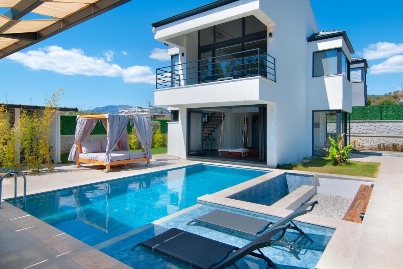 Marvelous With Pool And Jacuzzi In