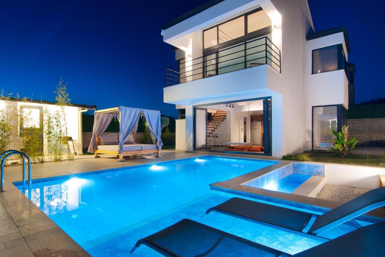 Villa Marvelous With Pool And Jacuzzi In *